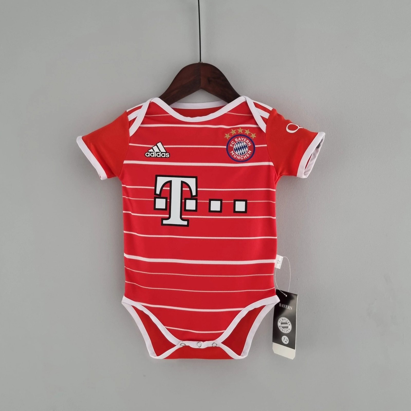 拜仁慕尼黑-2022-2023-主场婴儿球衣-scaled-1.jpg Bayern Munich 2022-2023 Home Baby Shirt - Image 1