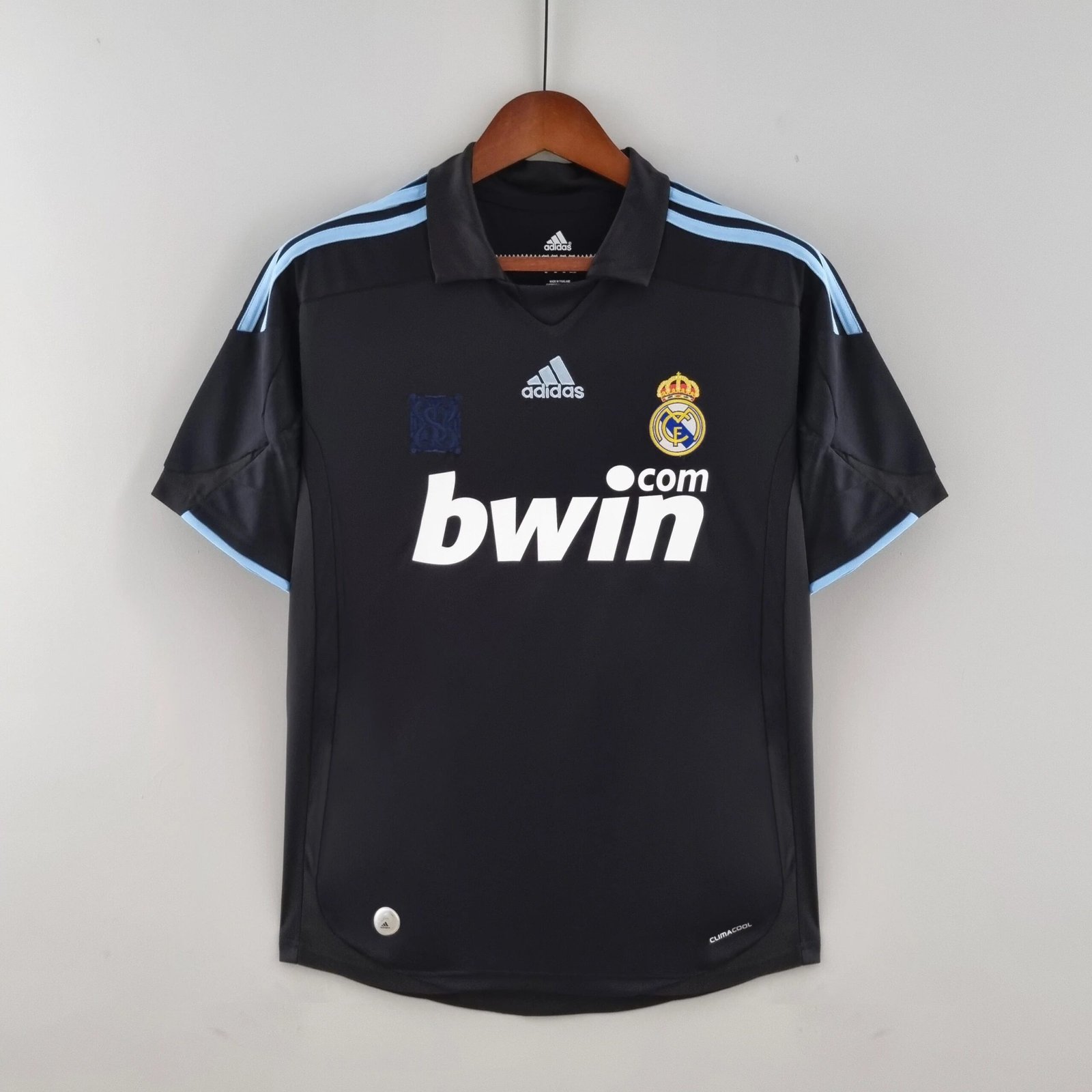 皇家马德里-2009-2010-客场球衣-scaled-1.jpg Real Madrid 2009-2010 away shirt - Image 1