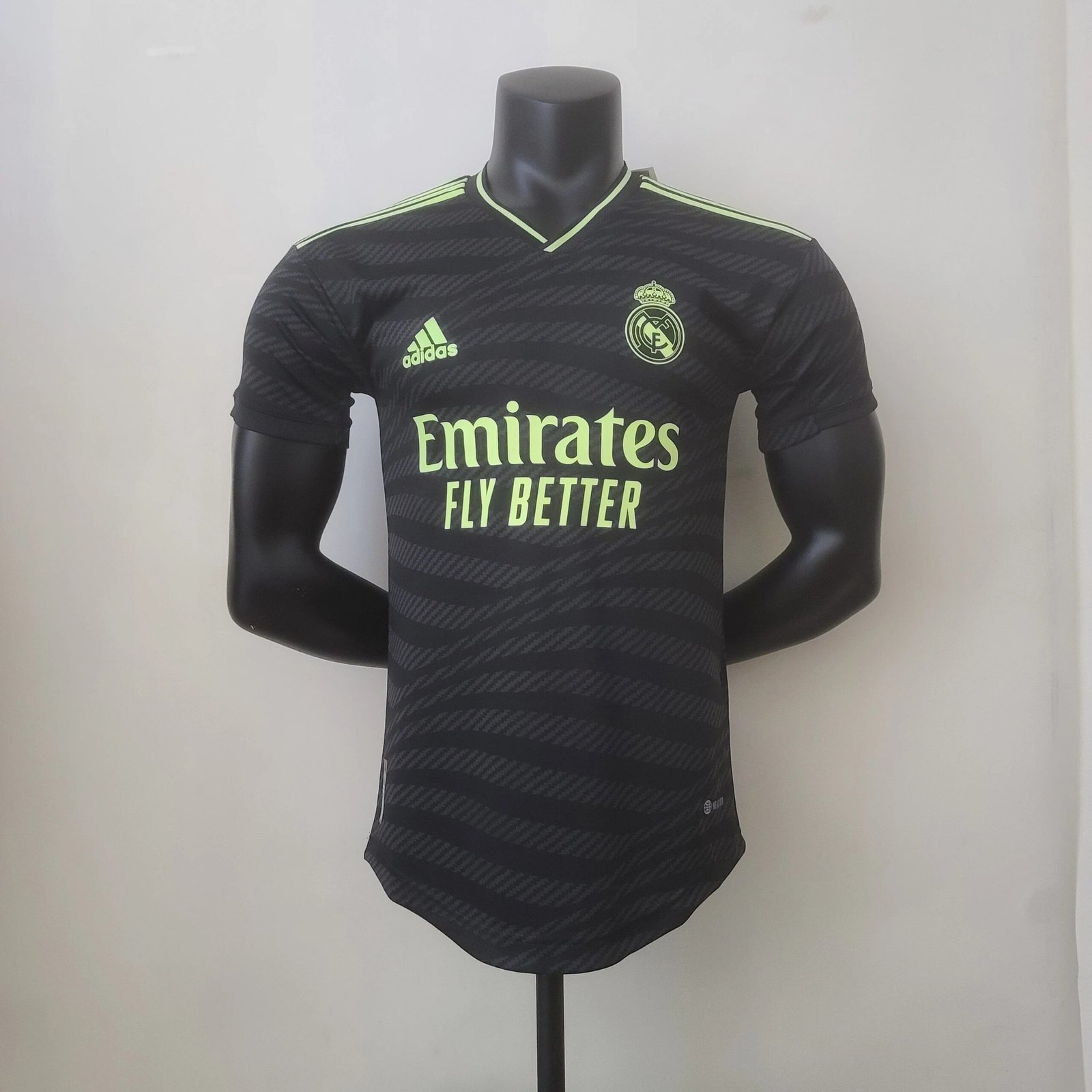 皇家马德里-2022-2023-赛季第三球衣-1-scaled-1.jpg Real Madrid's third shirt for the 2022-2023 season - Image 1